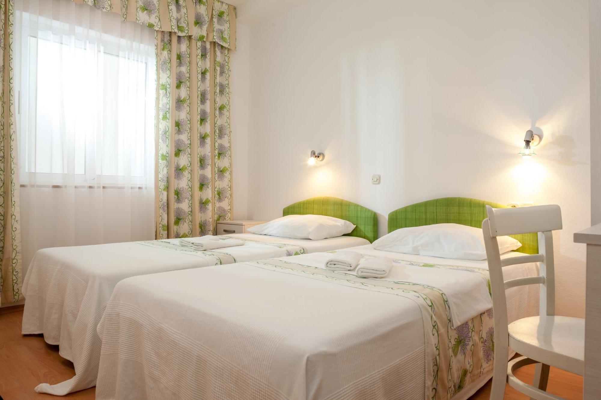 Apartments Leut 80M From The Sea Podgora Quarto foto
